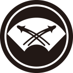 中輪に石持ち地抜き地紙に違い松葉紋