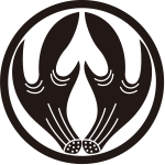 中輪に三つ又抱き角紋