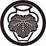 中輪に壺に蔦紋