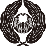 抱き柏に浮線蝶紋