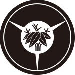 細輪に三つ地紙に根笹紋