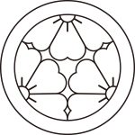 陰丸に三つ割り桜紋