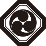 子持ち隅切り角に左三つ巴紋