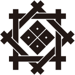 組み合せ井筒に隅立て四つ目紋