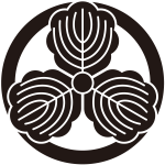 丸に出三つ柏紋