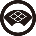 丸に地紙に割菱紋