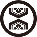 丸に対い割り亀甲に花角紋