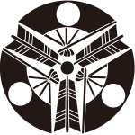 三つ日の丸扇に三本矢紋