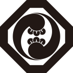 隅切り角に左二つ丁子巴紋