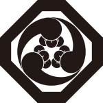 隅切り角に左三つ丁子巴紋