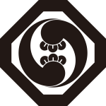 隅切り角に右二つ丁子巴紋