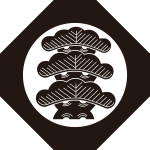 隅切り鉄砲角に三つ笠松紋