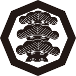 隅立て八角に三つ笠松紋